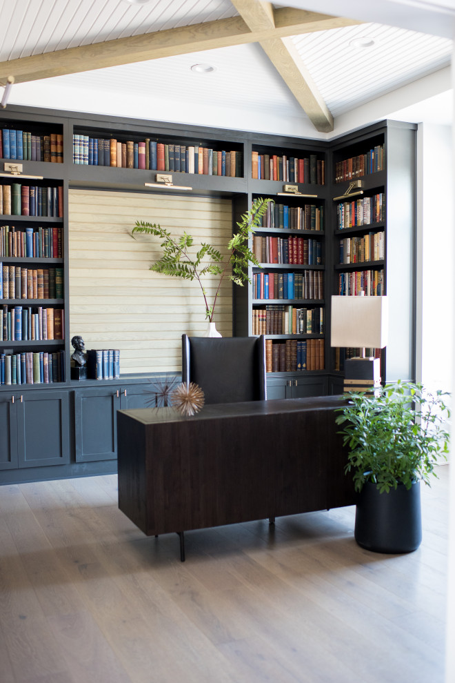 Mittelgroßes Klassisches Lesezimmer ohne Kamin mit dunklem Holzboden und freistehendem Schreibtisch in Indianapolis