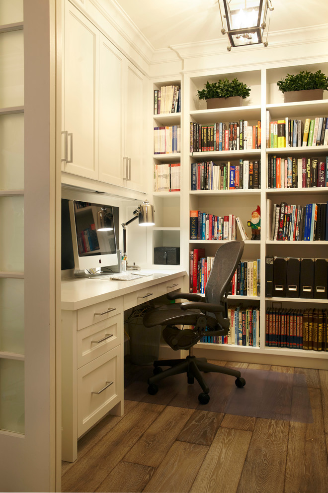 Immagine di un piccolo ufficio chic con parquet chiaro e scrivania incassata