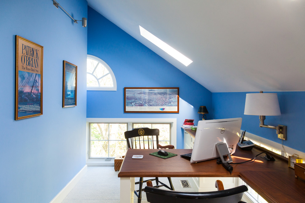 Idee per un ufficio tradizionale di medie dimensioni con pareti blu e scrivania incassata