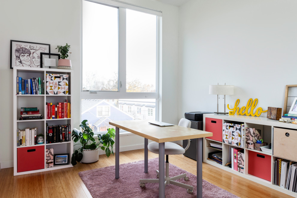 Foto di un ufficio contemporaneo con pareti bianche, pavimento in legno massello medio, nessun camino, scrivania autoportante e pavimento marrone