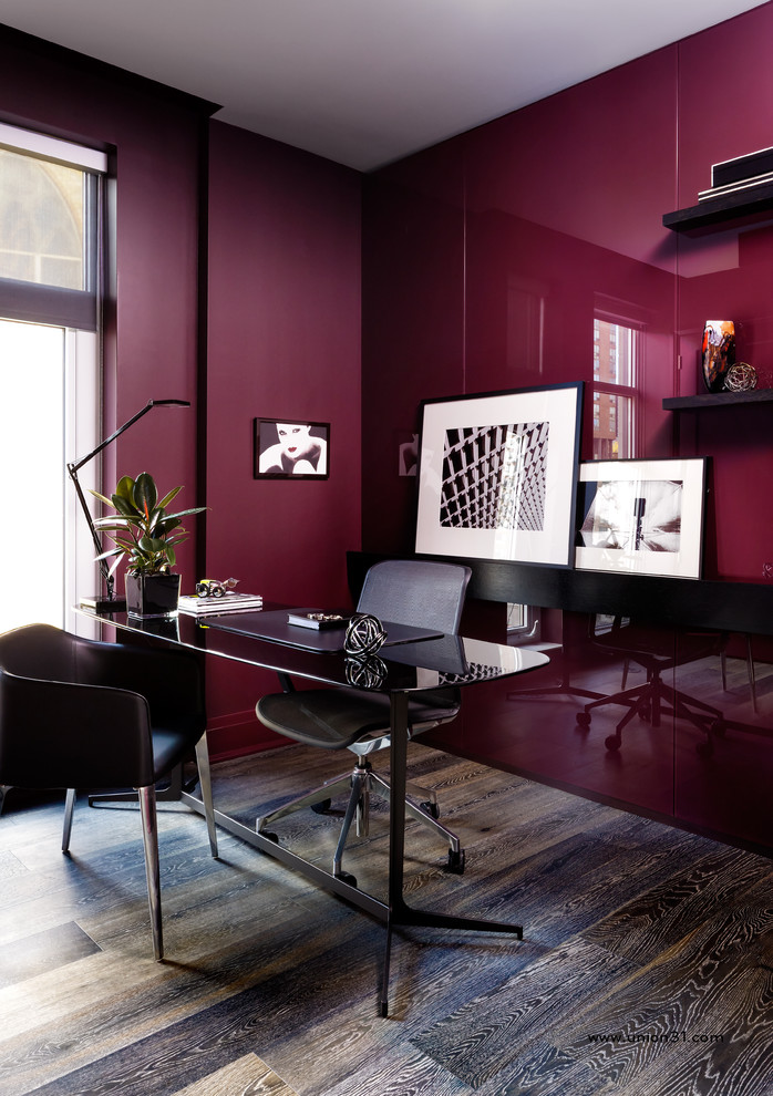 Ejemplo de despacho actual de tamaño medio con suelo de madera en tonos medios, escritorio independiente y paredes rojas