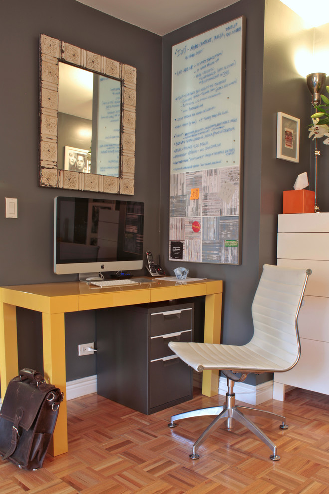 Idéer för att renovera ett funkis arbetsrum, med grå väggar, mellanmörkt trägolv och ett fristående skrivbord