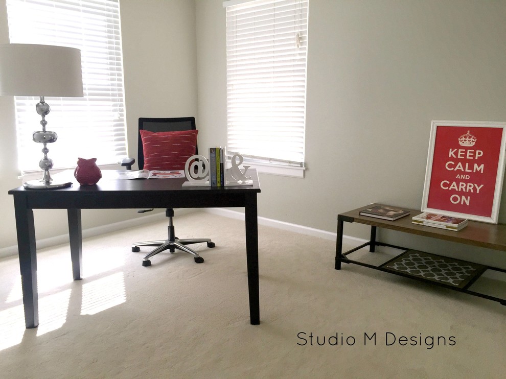 Ejemplo de despacho contemporáneo de tamaño medio sin chimenea con moqueta y escritorio independiente