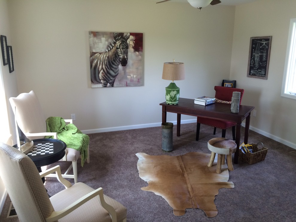 Immagine di uno studio chic di medie dimensioni con pareti beige, moquette e scrivania autoportante