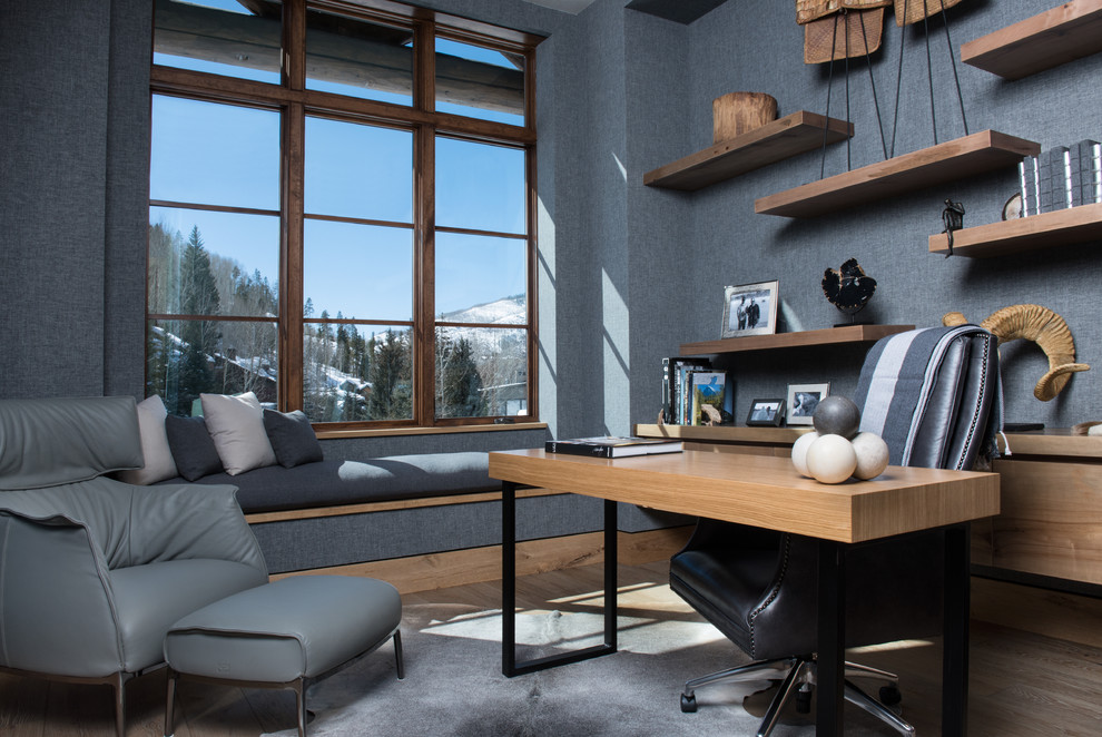 Esempio di un ufficio moderno di medie dimensioni con pareti grigie, pavimento in legno massello medio, nessun camino, scrivania autoportante e pavimento marrone