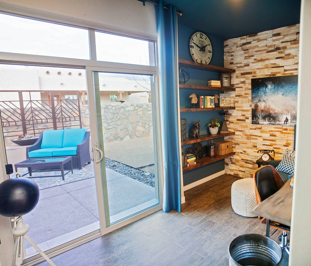 Kleines Klassisches Arbeitszimmer ohne Kamin mit Arbeitsplatz, blauer Wandfarbe, Porzellan-Bodenfliesen und freistehendem Schreibtisch in Austin