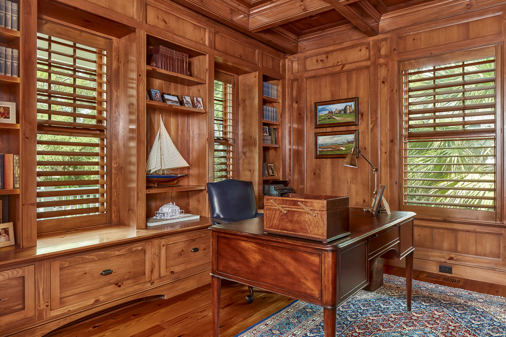 Imagen de despacho costero con suelo de madera en tonos medios y escritorio independiente