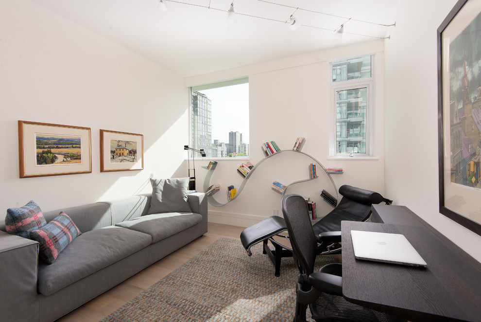 Immagine di un ufficio contemporaneo di medie dimensioni con pareti bianche, scrivania autoportante, parquet chiaro, nessun camino e pavimento beige
