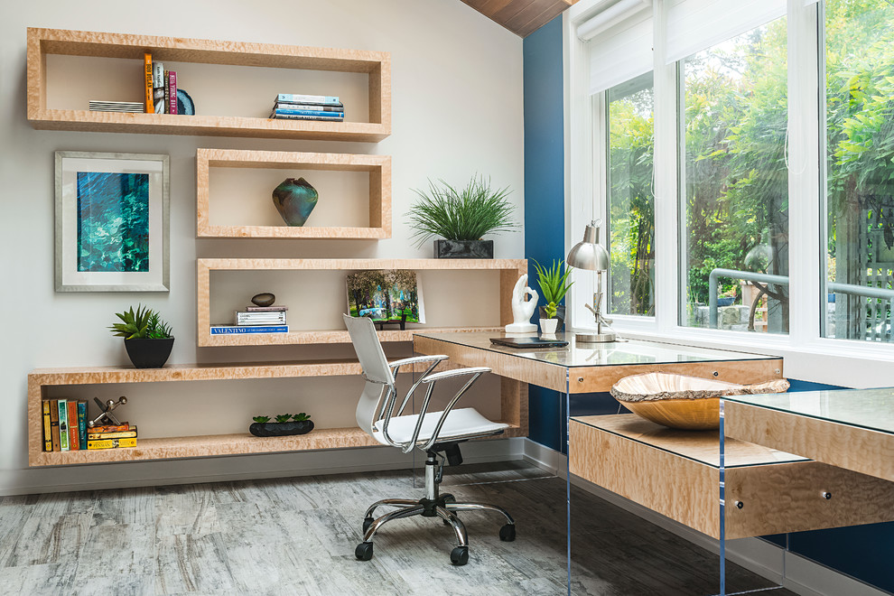 Modernes Arbeitszimmer mit Arbeitsplatz, blauer Wandfarbe und freistehendem Schreibtisch in Vancouver