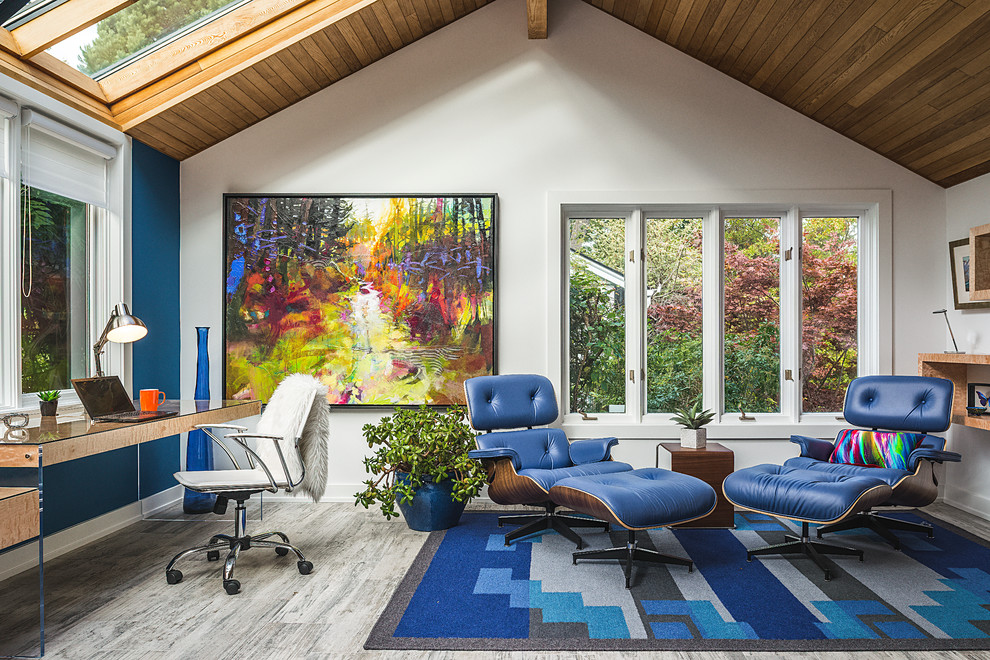 Aménagement d'un bureau contemporain avec un mur bleu, un bureau indépendant, un sol en carrelage de porcelaine et un sol gris.