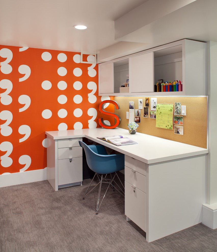 Источник вдохновения для домашнего уюта: кабинет в современном стиле с оранжевыми стенами, ковровым покрытием и встроенным рабочим столом
