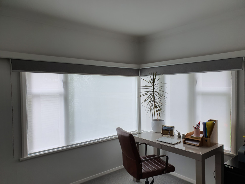 Ejemplo de despacho minimalista con paredes blancas, moqueta, escritorio independiente y suelo gris