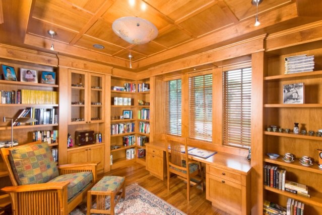 サンディエゴにある中くらいなトラディショナルスタイルのおしゃれな書斎 (ベージュの壁、無垢フローリング、造り付け机、茶色い床) の写真