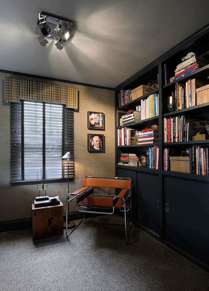 Foto på ett litet 60 tals arbetsrum, med ett bibliotek, heltäckningsmatta, ett fristående skrivbord och blått golv