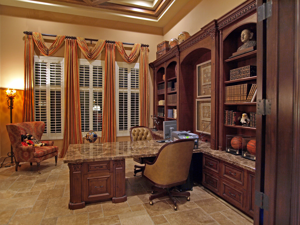 ラスベガスにある地中海スタイルのおしゃれなホームオフィス・書斎の写真