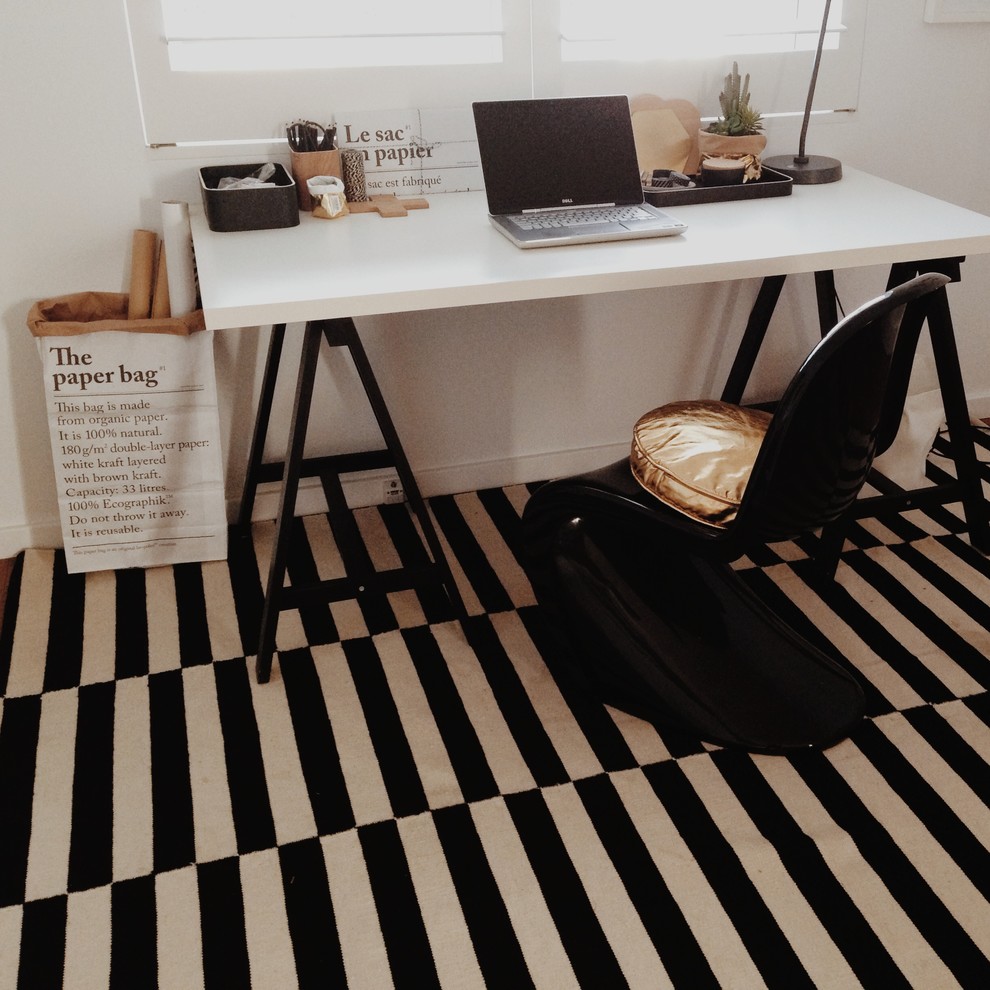Idee per un grande ufficio design con pareti bianche, pavimento in legno massello medio, nessun camino e scrivania autoportante