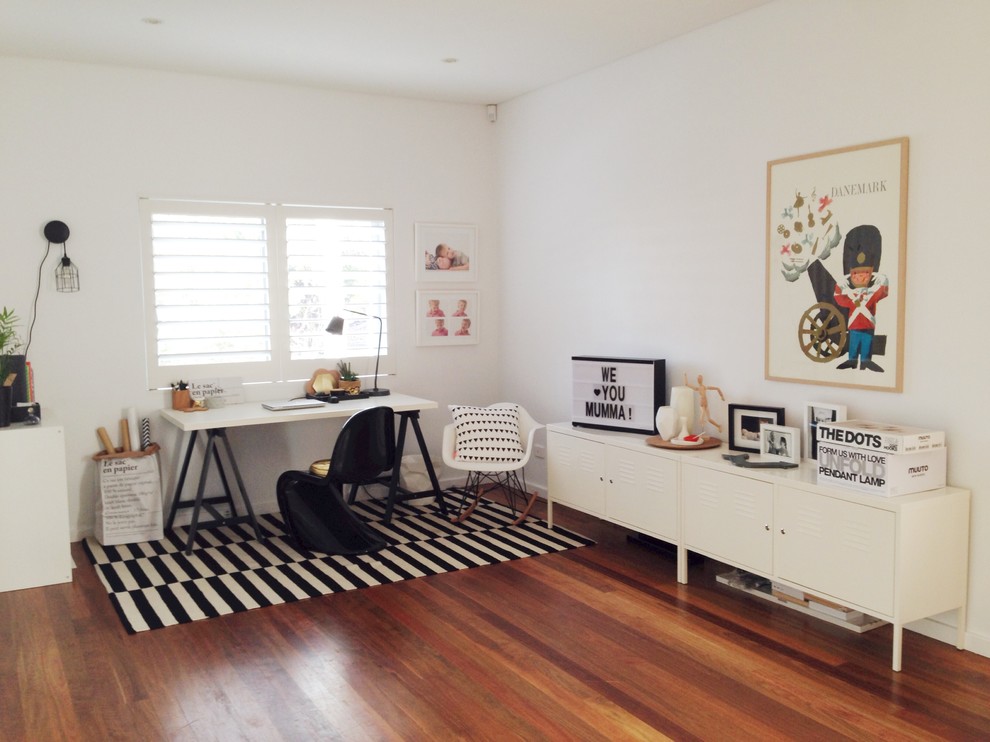 シドニーにあるお手頃価格の広いコンテンポラリースタイルのおしゃれな書斎 (白い壁、無垢フローリング、暖炉なし、自立型机) の写真