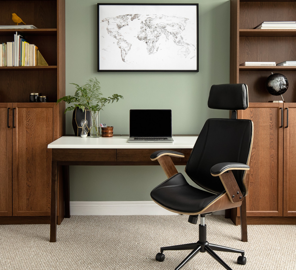 На фото: кабинет среднего размера в стиле ретро с зелеными стенами, ковровым покрытием, отдельно стоящим рабочим столом и серым полом