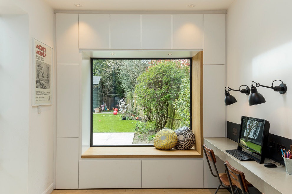 Mittelgroßes Modernes Arbeitszimmer ohne Kamin mit Arbeitsplatz, weißer Wandfarbe und Einbau-Schreibtisch in London