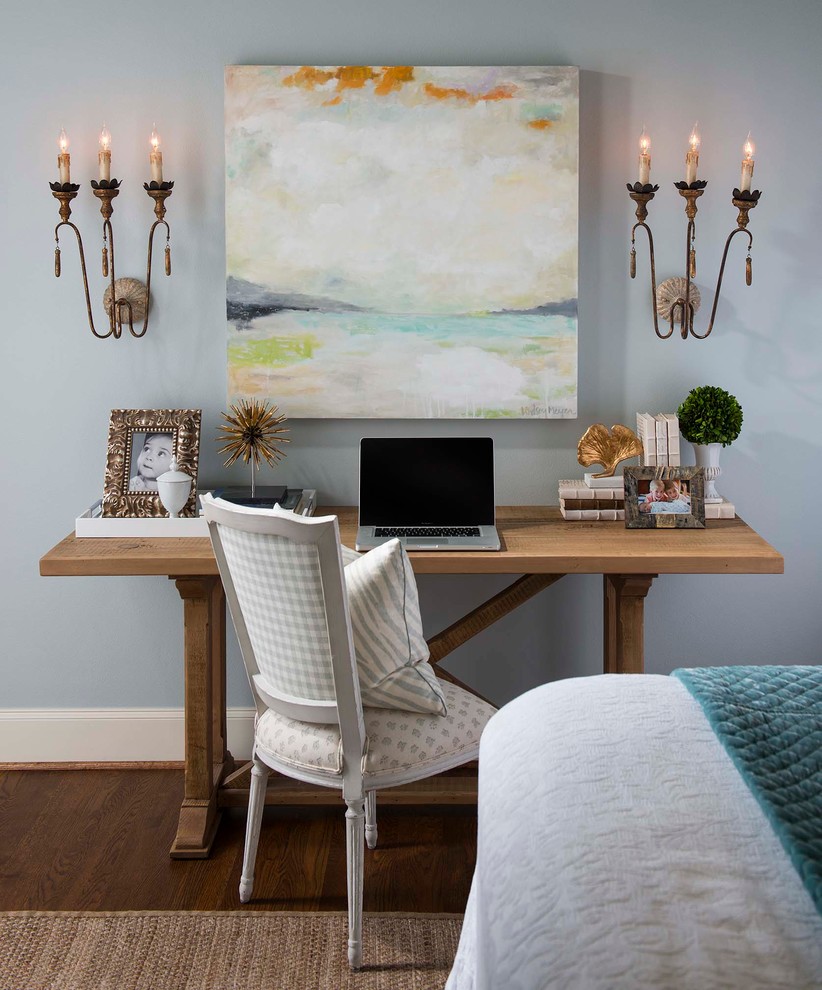 Imagen de despacho clásico con paredes azules, suelo de madera oscura y escritorio independiente