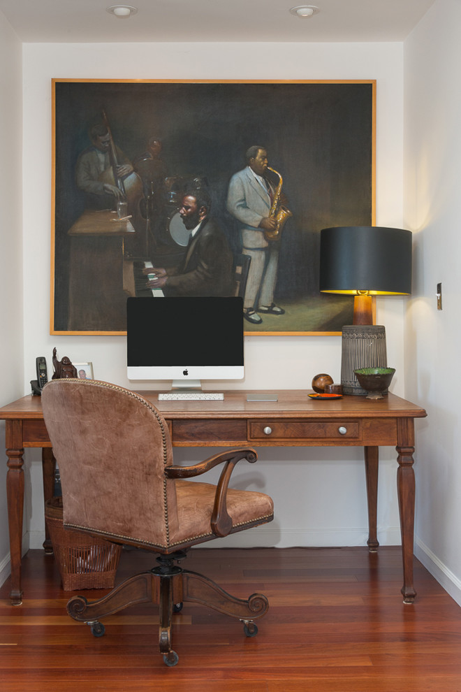 Foto di uno studio design con pareti bianche, parquet scuro e scrivania autoportante