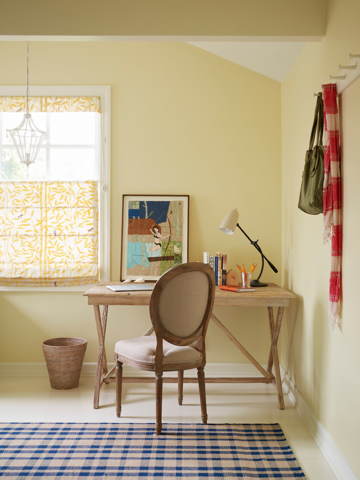 Ispirazione per uno studio stile marinaro con pareti gialle, scrivania autoportante e pavimento bianco
