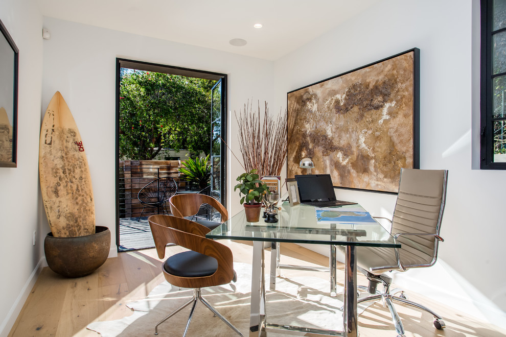 Design ideas for a contemporary home office in Los Angeles.