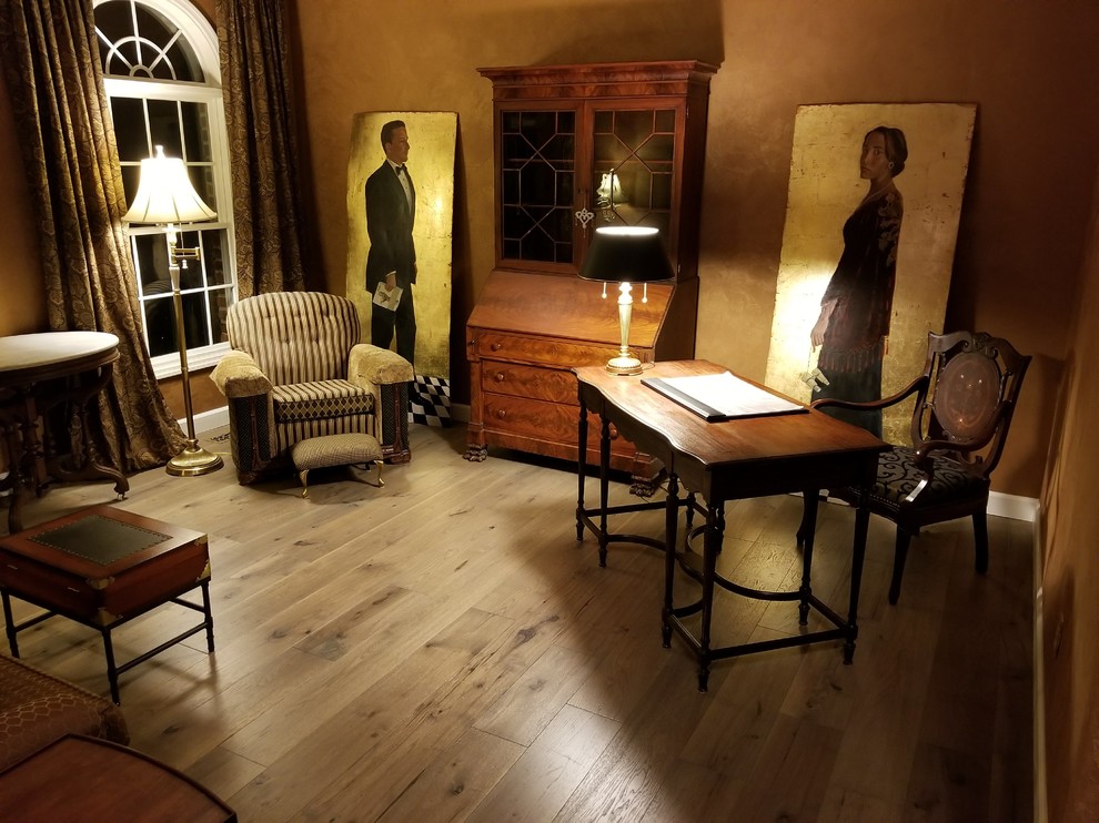 Mittelgroßes Stilmix Lesezimmer mit bunten Wänden, hellem Holzboden und freistehendem Schreibtisch in St. Louis
