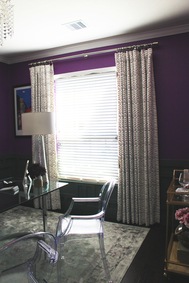 Foto de despacho actual de tamaño medio sin chimenea con paredes púrpuras, suelo de madera oscura y escritorio independiente