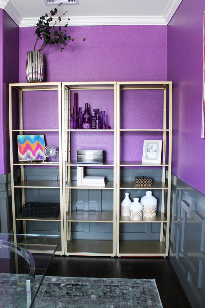 Diseño de despacho actual con paredes púrpuras, suelo de madera oscura y escritorio independiente