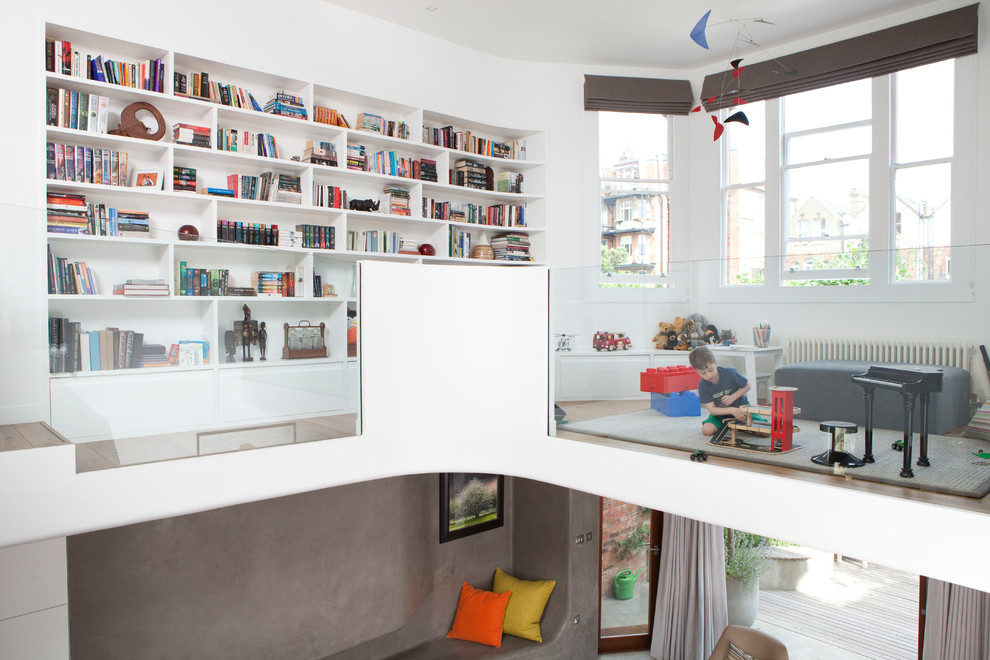 Diseño de despacho contemporáneo de tamaño medio con paredes blancas y suelo de madera en tonos medios