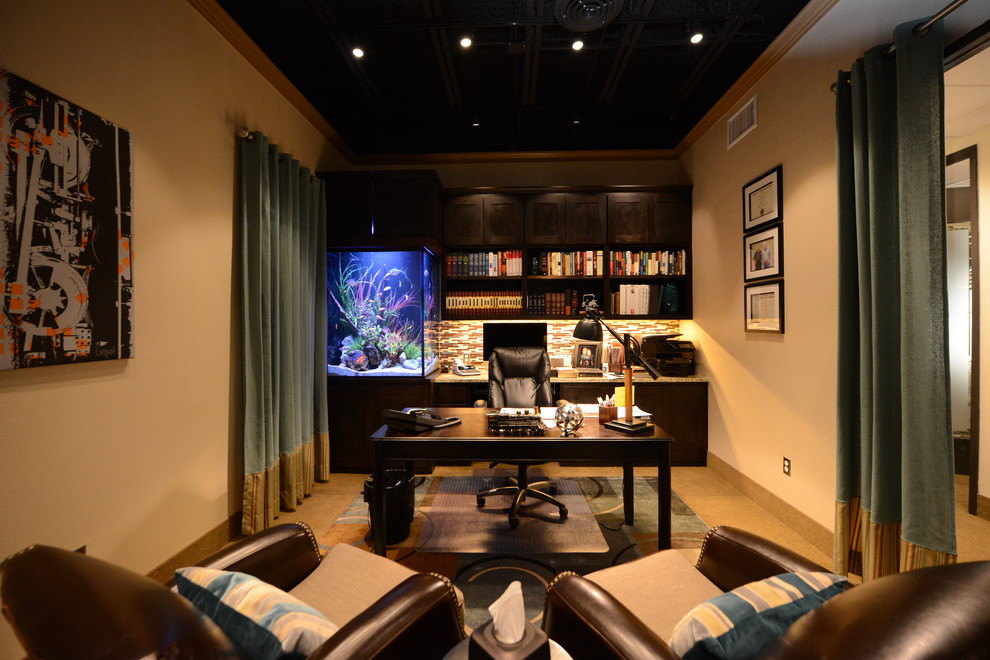 ダラスにある広いトラディショナルスタイルのおしゃれな書斎 (ベージュの壁、トラバーチンの床、暖炉なし、自立型机、茶色い床) の写真