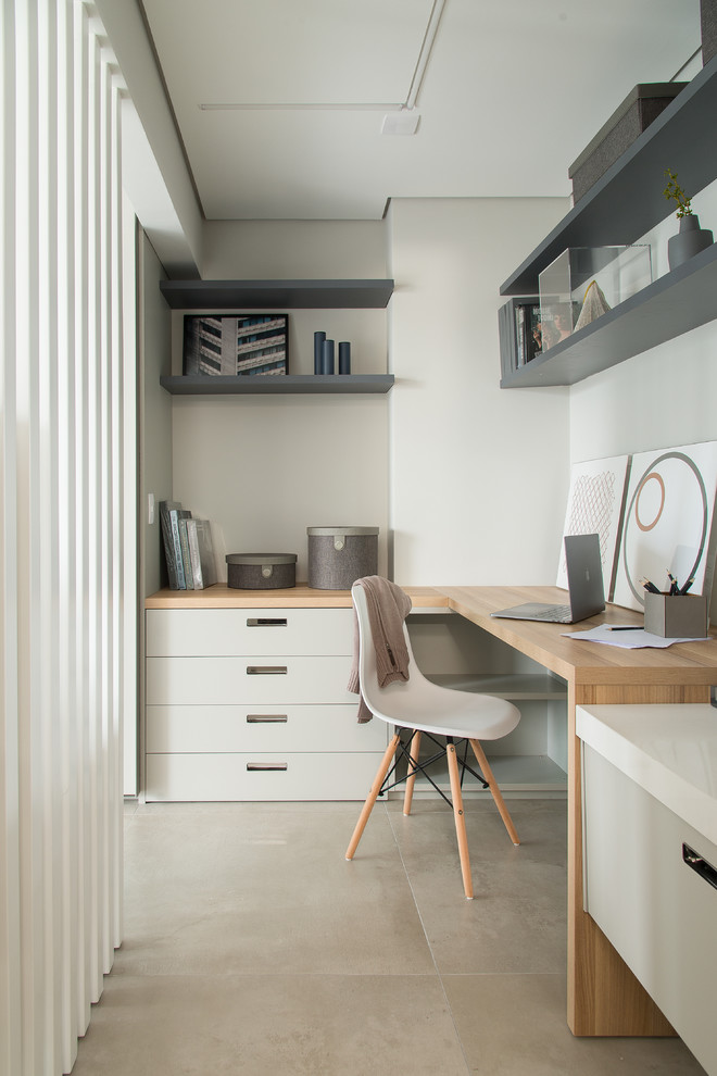 Inspiration pour un bureau design avec un mur gris, sol en béton ciré, un bureau intégré et un sol gris.