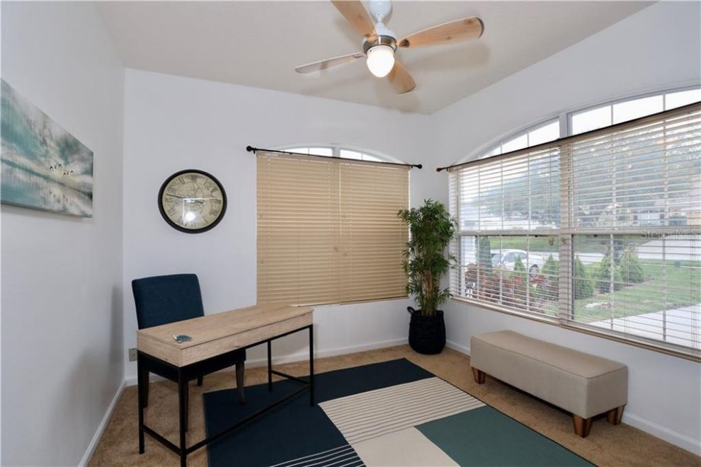 Exemple d'un petit bureau chic avec un mur blanc, moquette, un bureau indépendant et un sol beige.