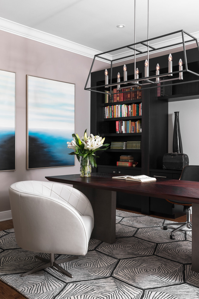 Modernes Arbeitszimmer mit dunklem Holzboden, freistehendem Schreibtisch, braunem Boden und lila Wandfarbe in Orlando