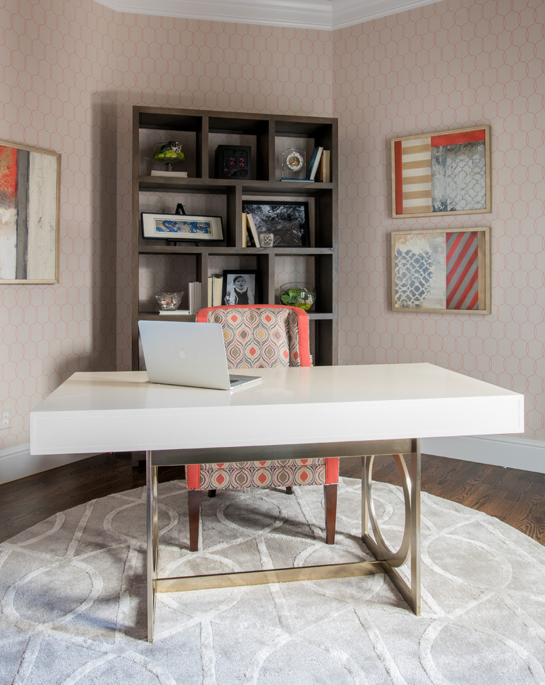 Imagen de despacho actual de tamaño medio con suelo de madera oscura, escritorio independiente y paredes multicolor