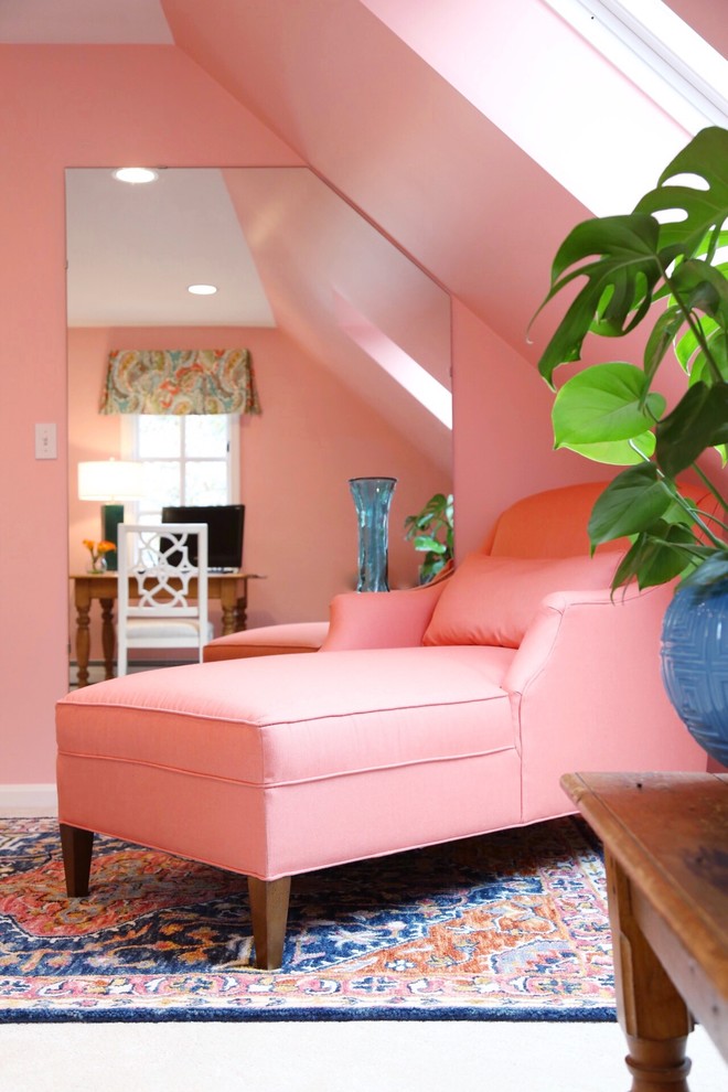 Inspiration för ett vintage arbetsrum, med rosa väggar och ett fristående skrivbord