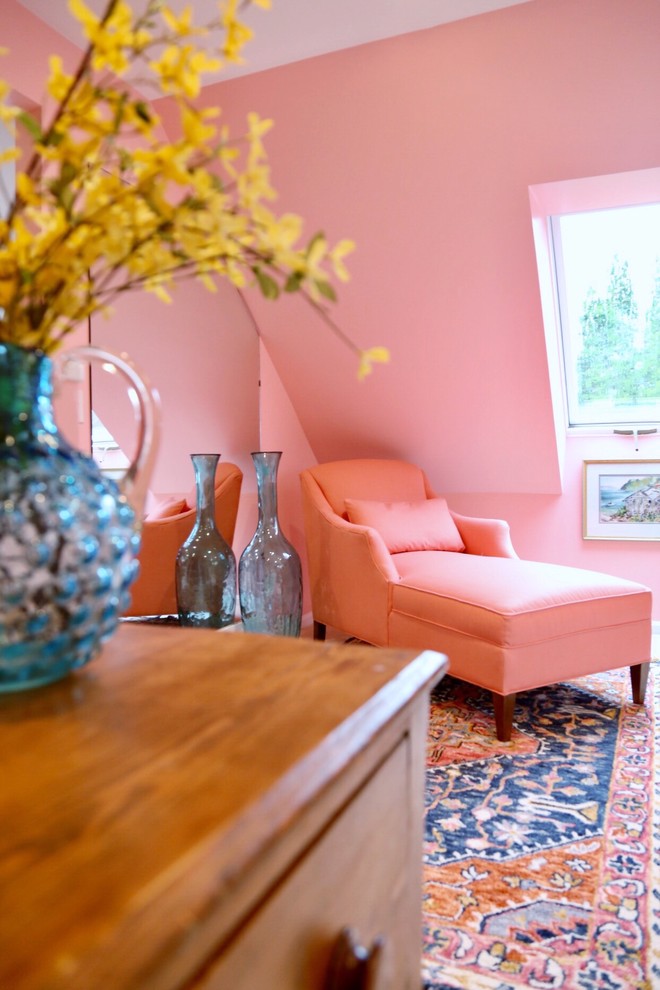 ボストンにあるトラディショナルスタイルのおしゃれなホームオフィス・書斎 (ピンクの壁、自立型机) の写真
