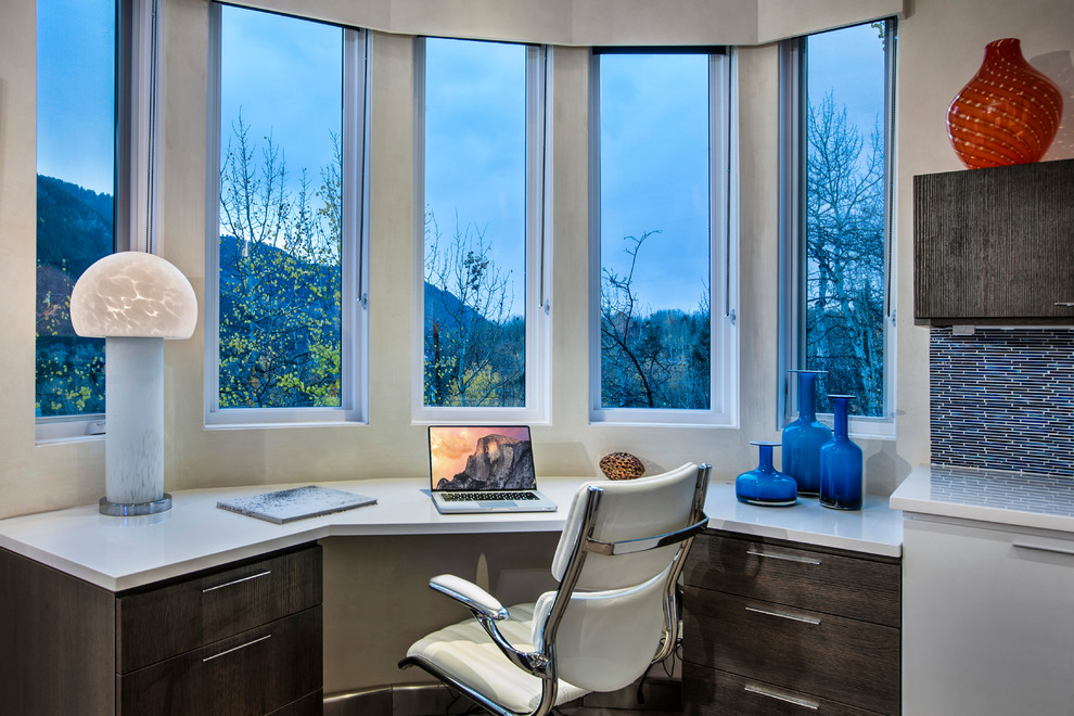 Mittelgroßes Eklektisches Arbeitszimmer mit Studio, grauer Wandfarbe und Einbau-Schreibtisch in Denver