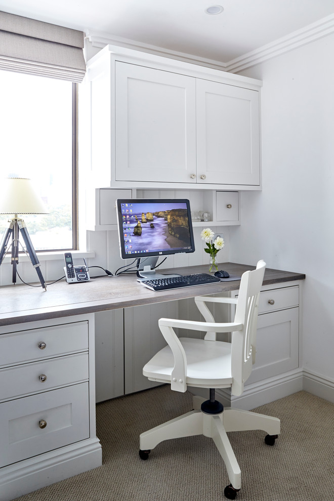 Mittelgroßes Klassisches Arbeitszimmer mit Arbeitsplatz, weißer Wandfarbe, Teppichboden und Einbau-Schreibtisch in Sydney