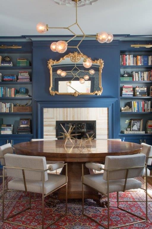 Идея дизайна: кабинет в викторианском стиле с синими стенами, стандартным камином и отдельно стоящим рабочим столом