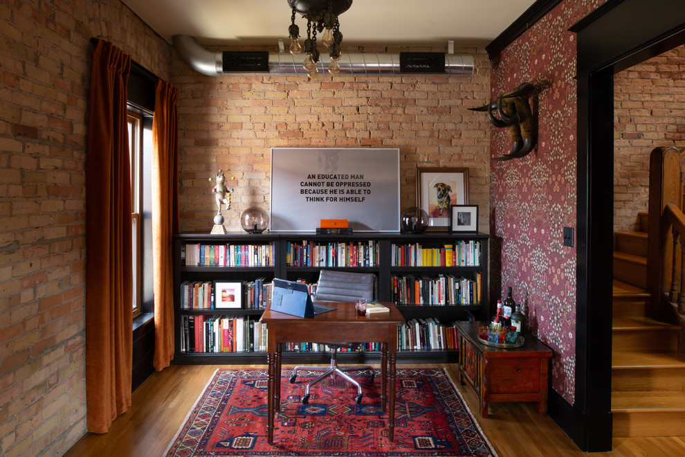 ミネアポリスにあるヴィクトリアン調のおしゃれなホームオフィス・書斎の写真