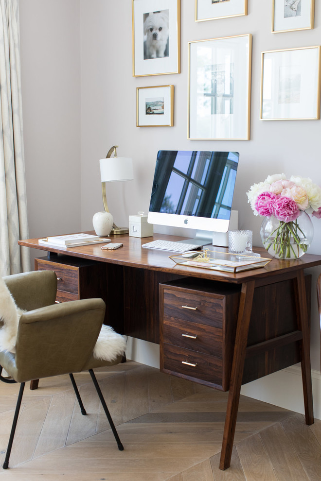 Idées déco pour un bureau classique de taille moyenne avec un sol en bois brun, un bureau indépendant, un sol marron et un mur gris.
