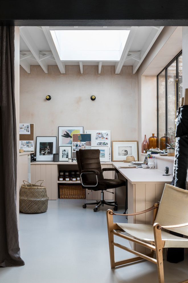 ロンドンにあるインダストリアルスタイルのおしゃれなアトリエ・スタジオ (コンクリートの床、造り付け机、グレーの床、暖炉なし、ベージュの壁) の写真