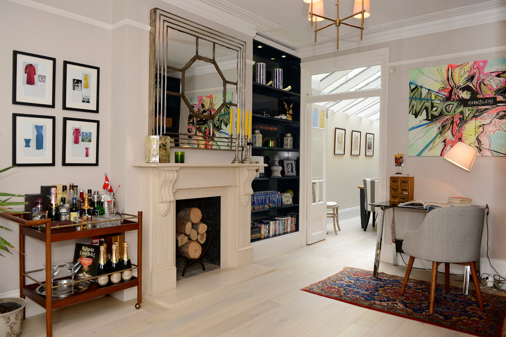 ロンドンにあるヴィクトリアン調のおしゃれな書斎 (白い壁、淡色無垢フローリング、標準型暖炉、漆喰の暖炉まわり、自立型机、ベージュの床) の写真