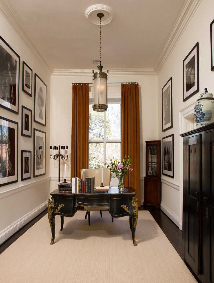ワシントンD.C.にある広いヴィクトリアン調のおしゃれな書斎 (白い壁、濃色無垢フローリング、自立型机、暖炉なし) の写真