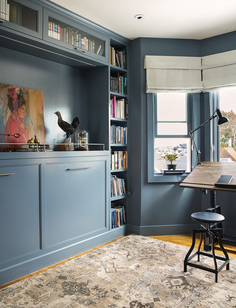 Kleines Klassisches Arbeitszimmer mit grauer Wandfarbe, braunem Holzboden, freistehendem Schreibtisch und Studio in San Francisco