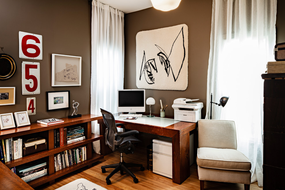 Idee per un ufficio tradizionale di medie dimensioni con pareti marroni, pavimento in legno massello medio, nessun camino, scrivania autoportante e pavimento marrone