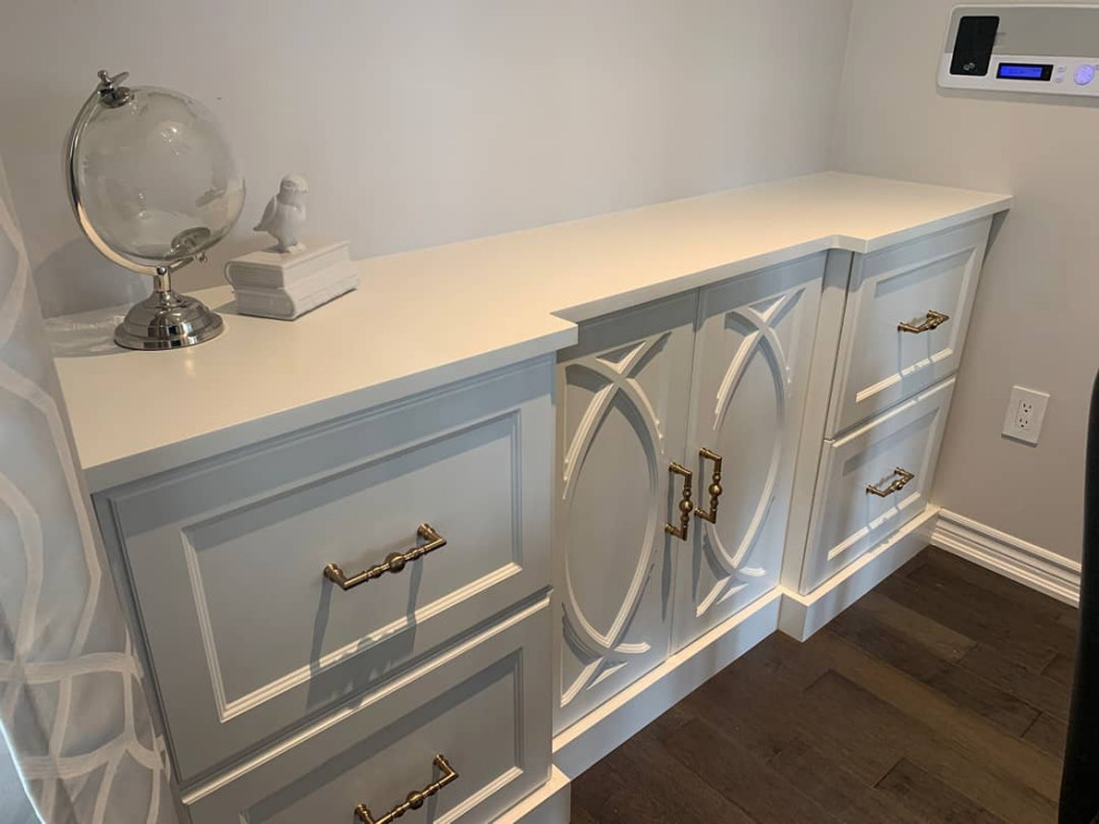 Home office photo in Toronto