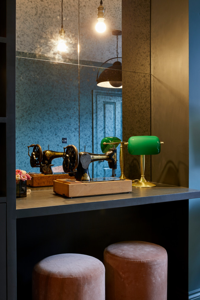 Idee per un piccolo studio contemporaneo con pareti blu, pavimento in legno massello medio, scrivania incassata e pavimento marrone